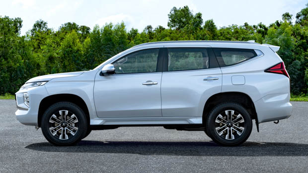 Mitsubishi Pajero Sport side angle