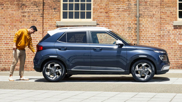Hyundai Venue 2023 side angle profile