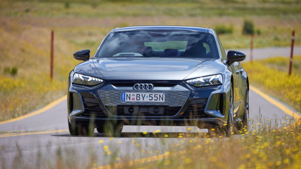 Audi E-tron GT 2023 front driving close