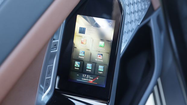 BMW i7 xDrive60 2023 door screen