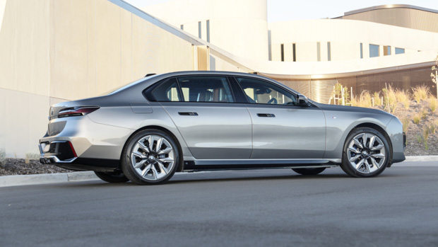 BMW i7 xDrive60 2023 side