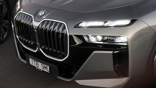BMW i7 xDrive60 2023 front night