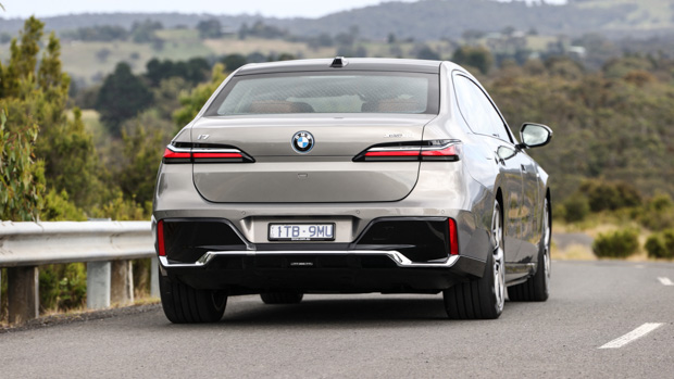 BMW i7 xDrive60 2023 rear driving