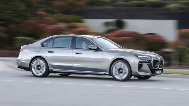 BMW i7 xDrive60 2023driving