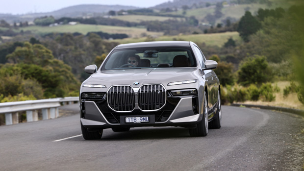 BMW i7 xDrive60 2023 front driving