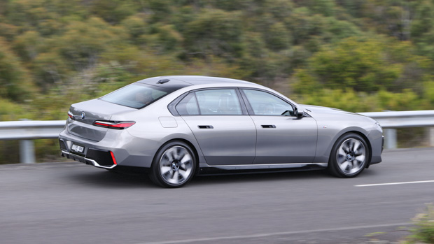 BMW i7 xDrive60 2023 rear driving distance