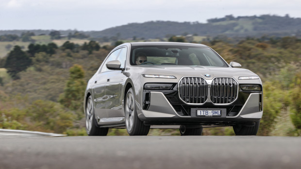 BMW i7 xDrive60 2023 front driving hill