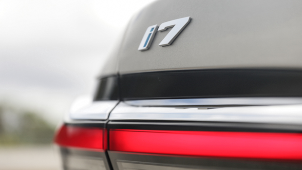 BMW i7 xDrive60 2023 badge