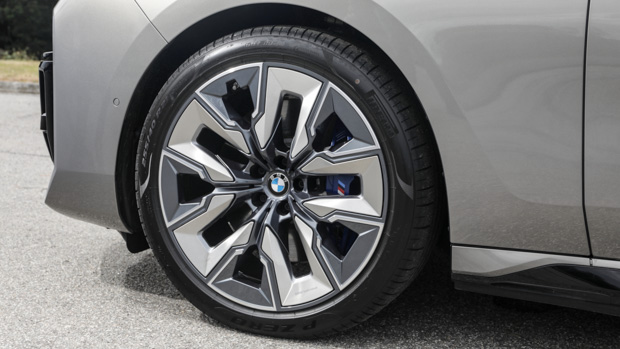 BMW i7 xDrive60 2023 wheel
