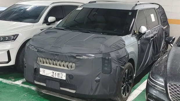 2023 Kia Carnival hybrid front 3/4 camo