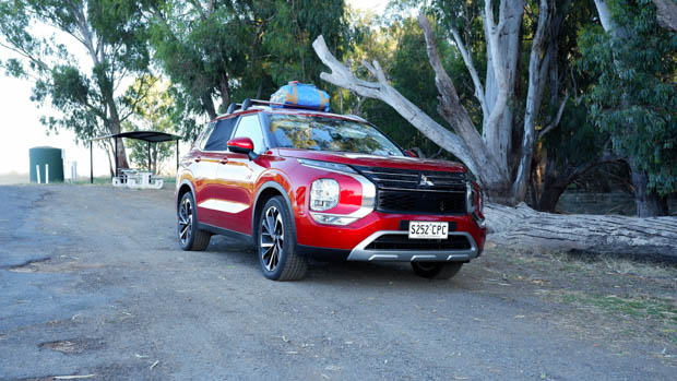 Mitsubishi Outlander PHEV Aspire LT 2022 front 3/4 highway