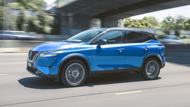 Nissan Qashqai Ti 2023 driving highway