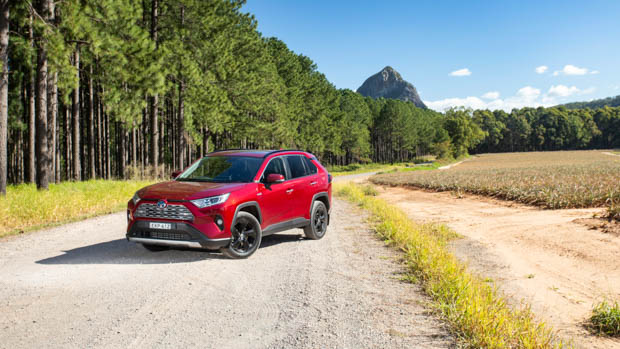 Toyota RAV4 Cruiser FWD Hybrid 2022 front 3/4 distance 2