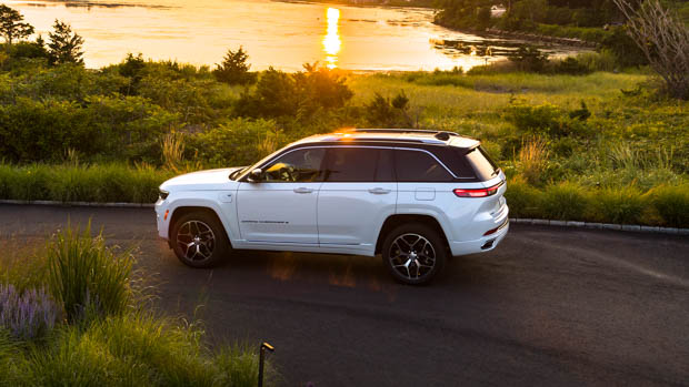 2023 Jeep Grand Cherokee side profile