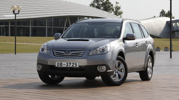 2011 Subaru Outback front 3/4 static