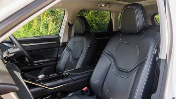 Haval H6 Ultra Hybrid 2023 front seats
