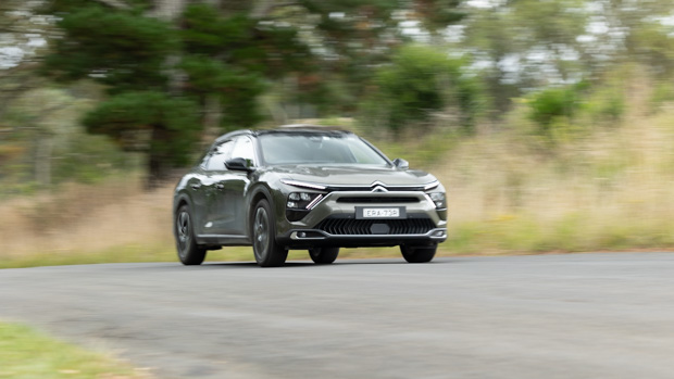 Citroen C5 X 2022 driving green