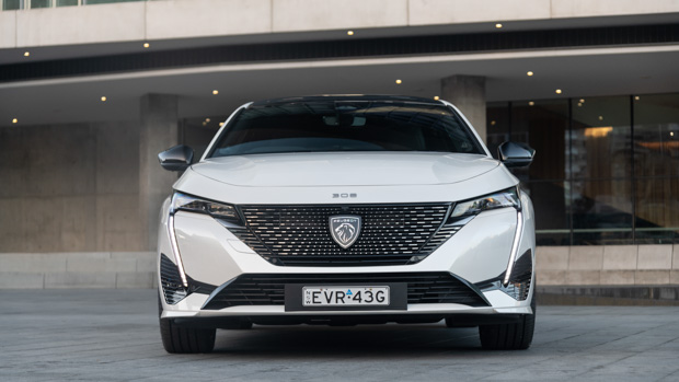 2023 Peugeot 308 PHEV front