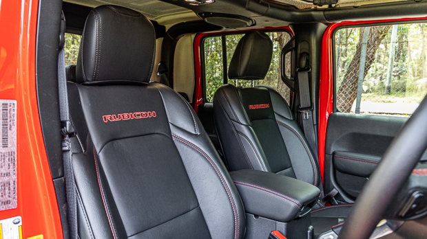 Jeep Gladiator Rubicon 2023 front seats