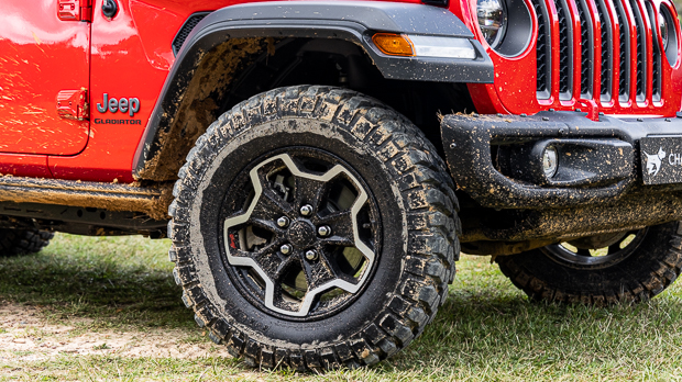 Jeep Gladiator Rubicon 2023 front 3/4 low wheel