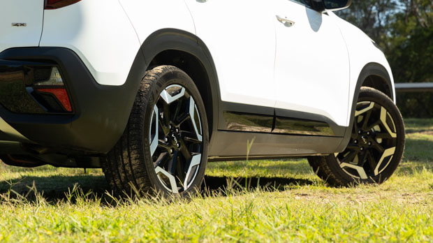 Kia Seltos 2023 rear 3/4 grass 2