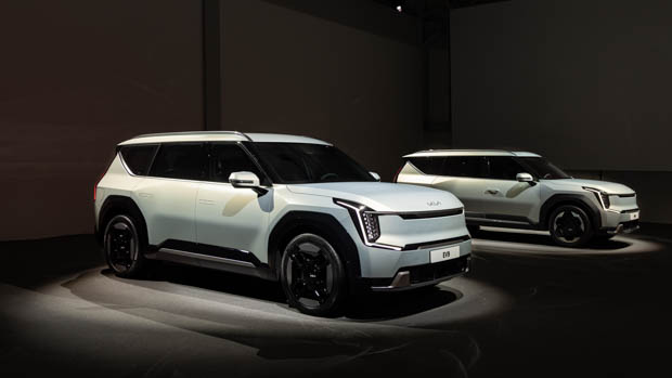 2023 Kia EV9 duo front 3/4