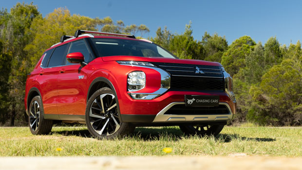 Mitsubishi Outlander Aspire PHEV 2022 front 3/4 grass