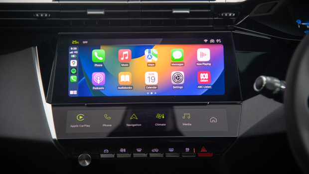 Peugeot 308 GT Sport PHEV 2023 touchscreen