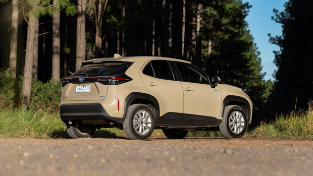 Toyota Yaris Cross GXL Hybrid AWD 2022 rear 3/4