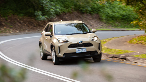 Toyota Yaris Cross GXL Hybrid AWD 2022 front 3/4 driving 3