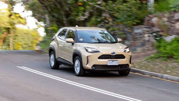 Toyota Yaris Cross GXL Hybrid AWD 2022 front 3/4 driving 4