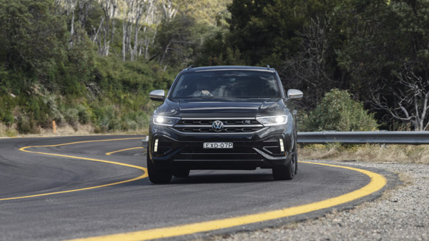 Volkswagen T-Roc R Grid Edition 2023 driving front 3/4