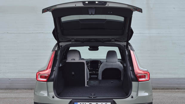 Volvo XC40 Recharge green boot open