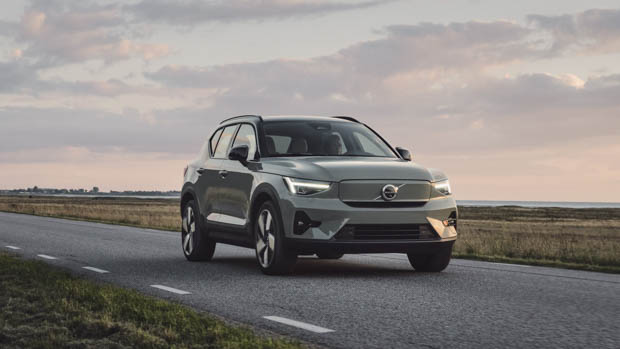 Volvo XC40 Recharge green front 3/4 static