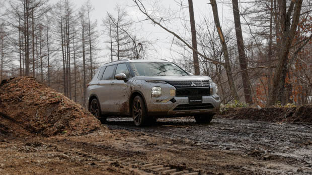 Mitsubishi Outlander PHEV 2023 off road forest