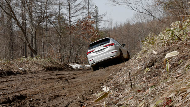Mitsubishi Outlander PHEV 2023 off road forest rear