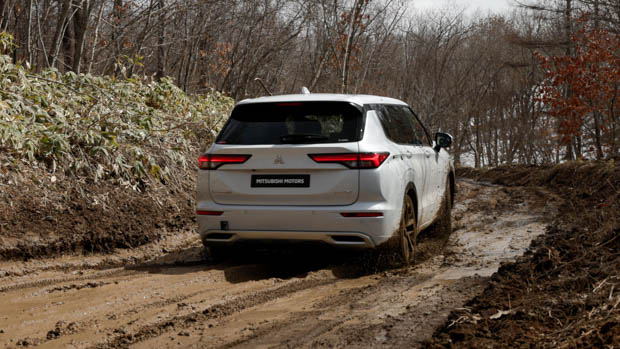Mitsubishi Outlander PHEV 2023 off road mud rear