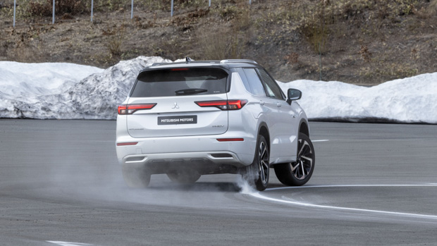 Mitsubishi Outlander PHEV 2023 off road track skid