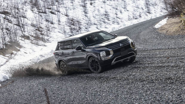 Mitsubishi Outlander PHEV 2023 off road front slide
