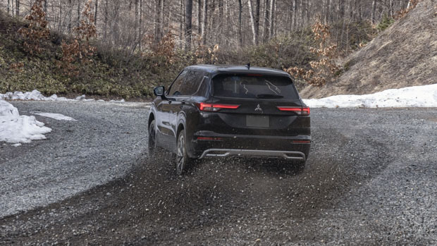 Mitsubishi Outlander PHEV 2023 off road rear slide