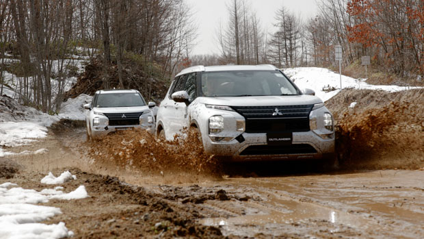Mitsubishi Outlander PHEV 2023 off road mud duo
