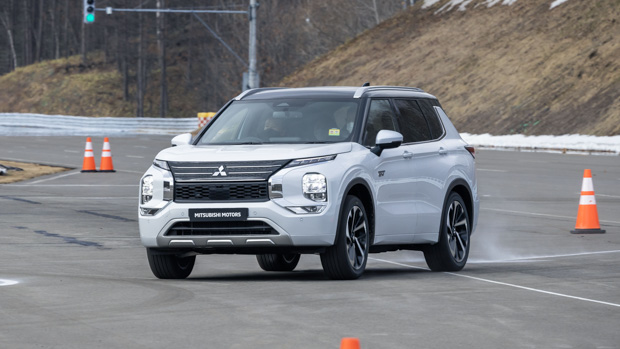 Mitsubishi Outlander PHEV 2023 Japan track 3