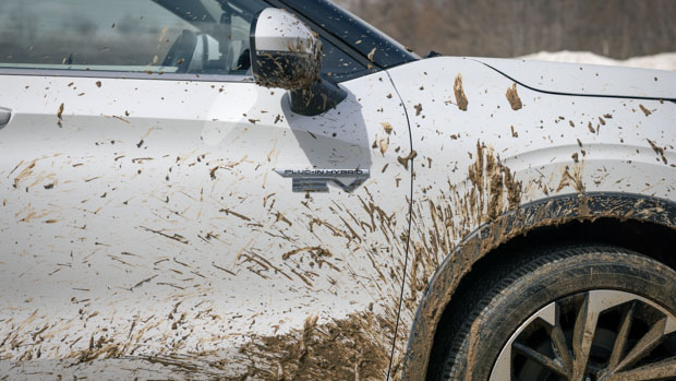 Mitsubishi Outlander PHEV 2023 off road side close