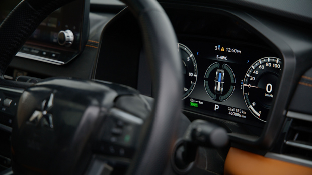 Mitsubishi Outlander PHEV 2023 off road S-AWC