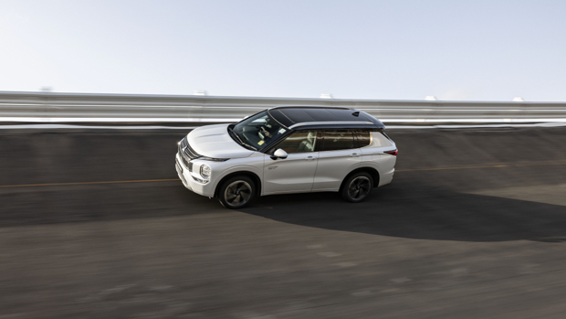 Mitsubishi Outlander PHEV 2023 Japan test track 2