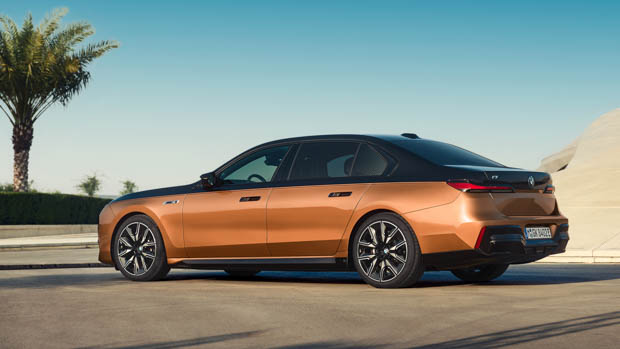 2023 BMW i7 M70 xDrive rear 3/4 static