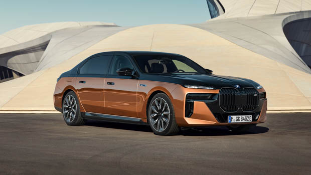 2023 BMW i7 M70 xDrive front 3/4 static