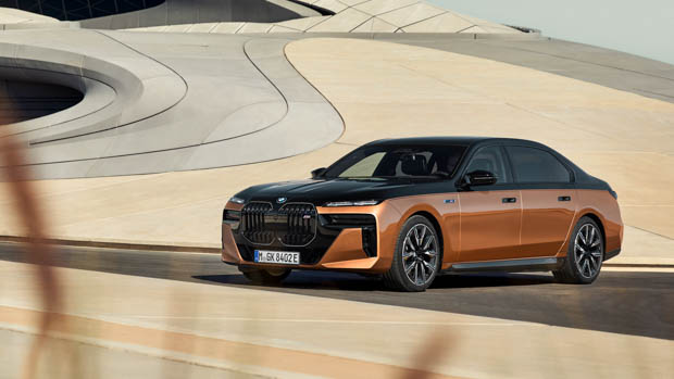 2023 BMW i7 M70 xDrive far front 3/4 static