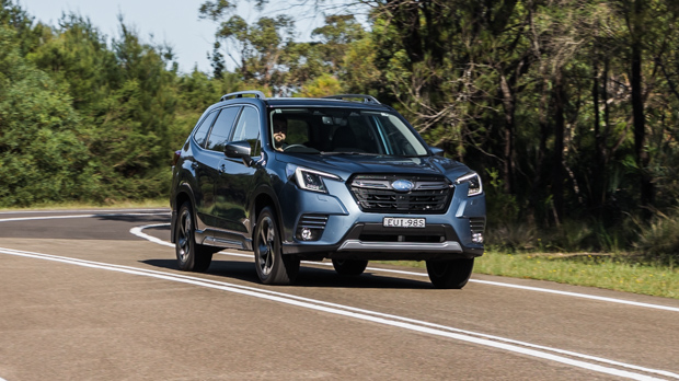 Subaru Forester 2.5i-S 2023 front 3/4 driving 3