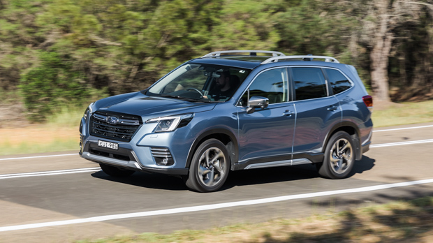 Subaru Forester 2.5i-S 2023 front 3/4 driving 10